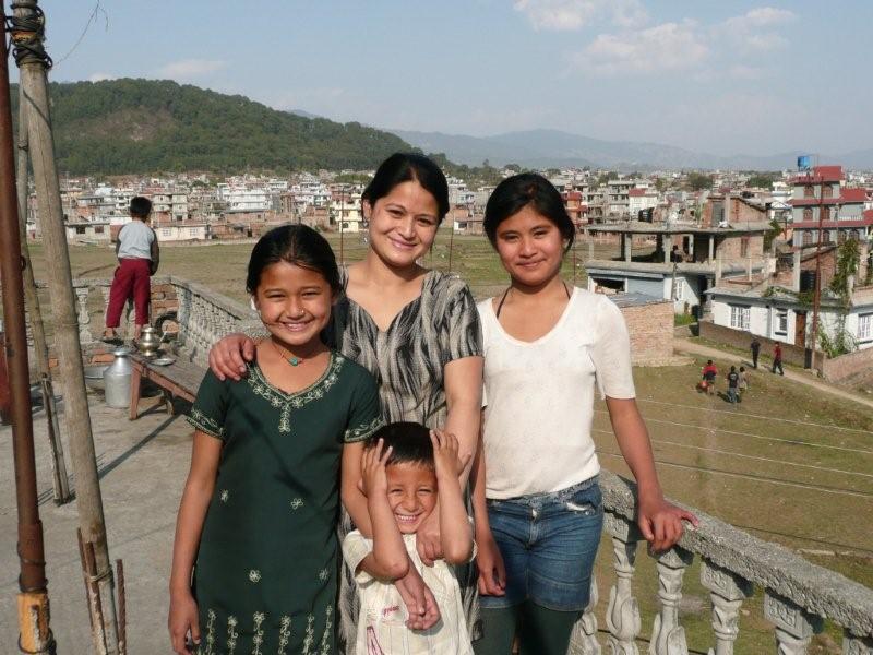 Mina met familie thuis Kathmandu