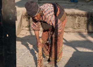 Nepalese vrouw aan het vegen (in Chobhar)