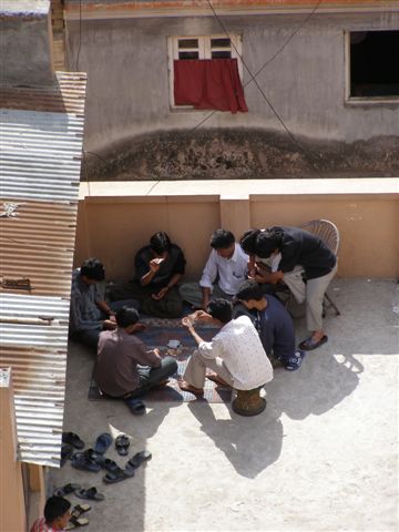 Nepalese mannen spelen gokspelletjes