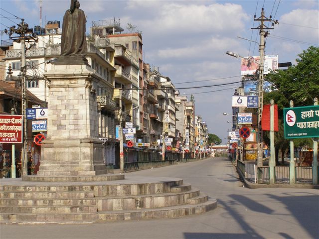 Volledig leeg New Road in Kathmandu
