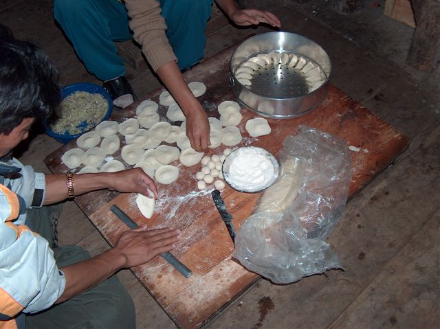Tibetaans gerecht momo's maken bij de gids